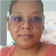 Profesora de matemáticas imparte clases a niños de todas las edades